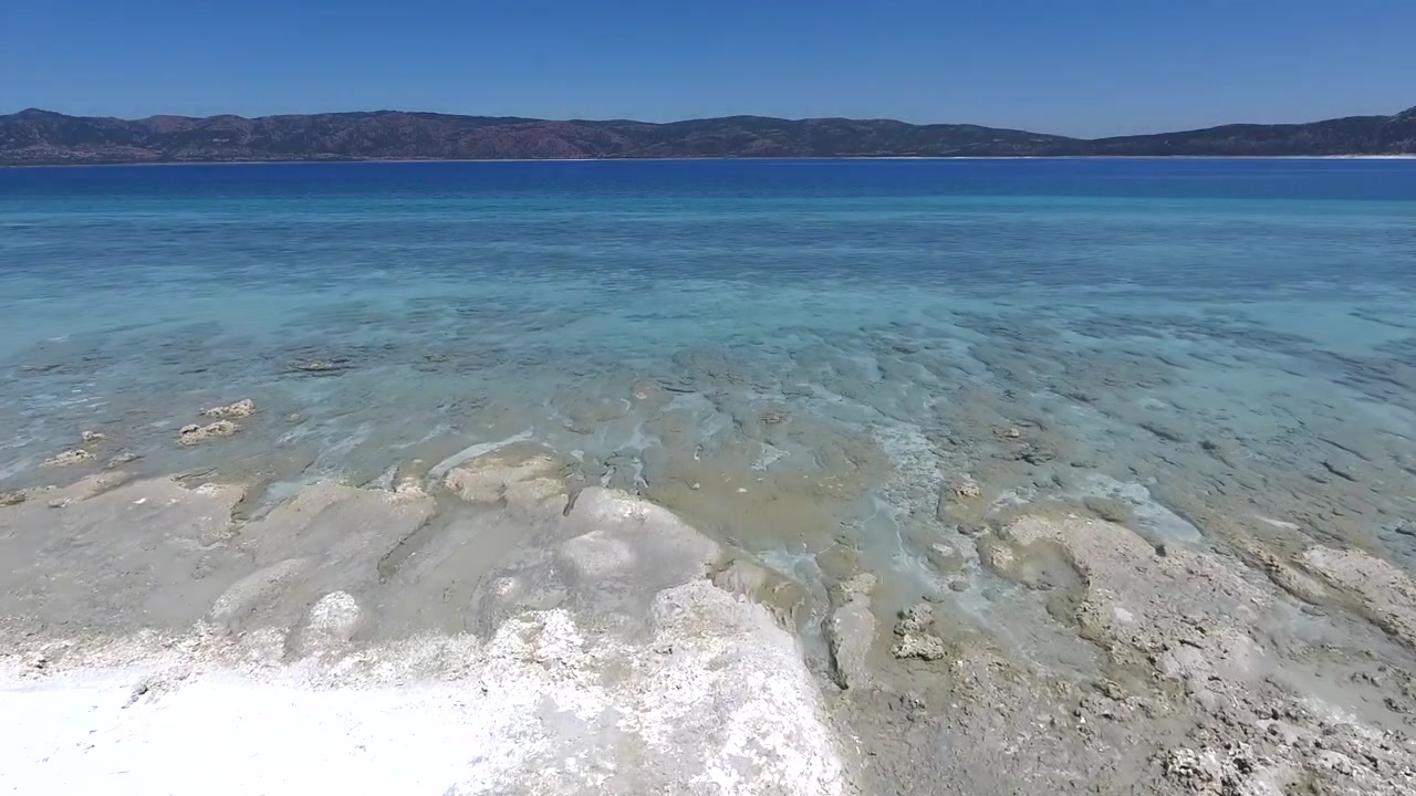 Luftfoto av Salda-sjøen med hvit mineralstrand og turkist vann