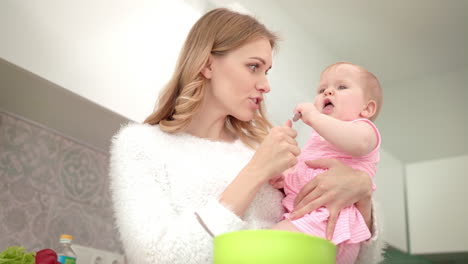 Hermosa-Madre-Cocinando-Con-Su-Hija.-Mamá-Con-Niño-En-La-Cocina