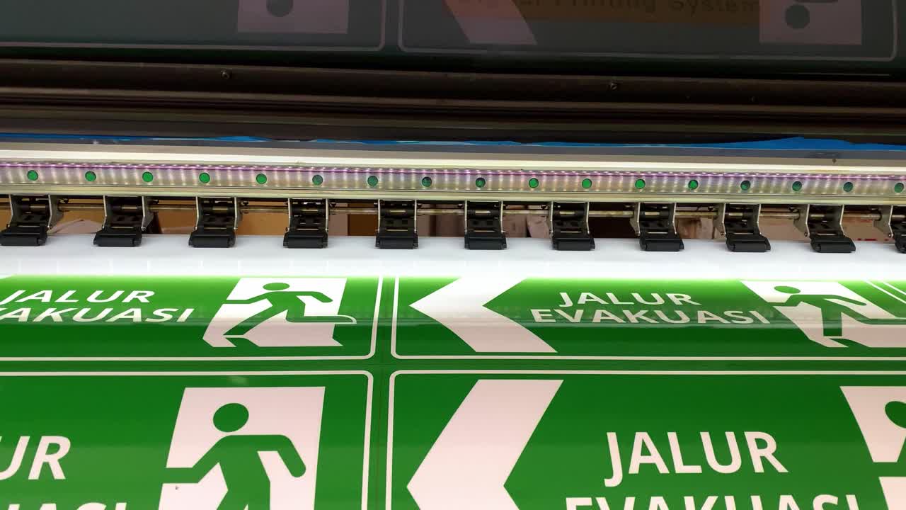 작업 중 인 산업 스티커 프린터 의 클로즈업