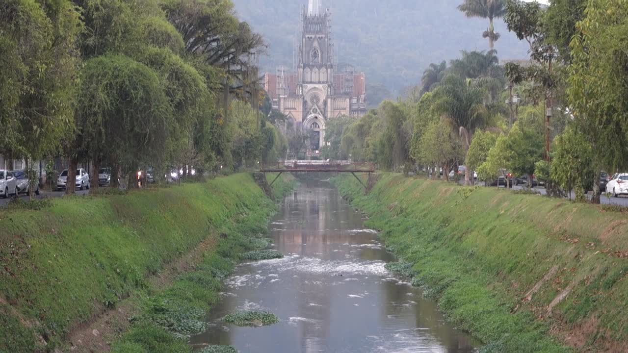 revelación de inclinación hacia arriba de la catedral de petrópolis en petrópolis, brasil
