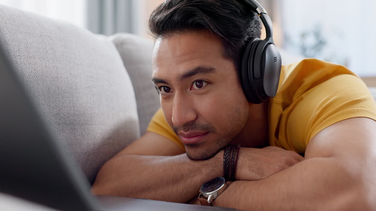 아시안 남자, 노트북, 소파에서 휴식을 취하세요.