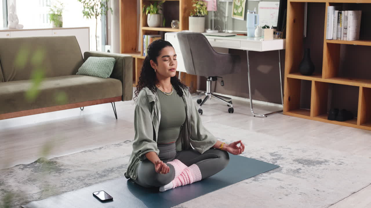 mujer meditando en casa
