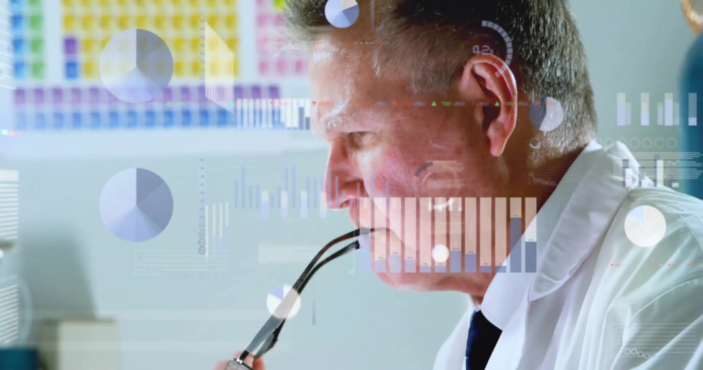 Laboratuvarda yazı yazmayı durdurup gözlüğünü çıkaran kıdemli araştırmacı, holografik bilimsel verileri analiz ediyor.