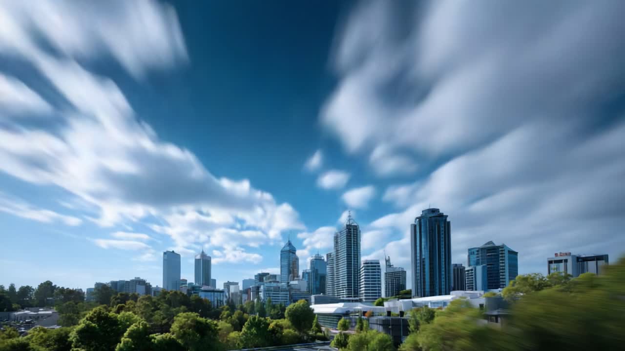 Visão dinâmica de um horizonte urbano moderno sob céus nublados e dramáticos, com vegetação exuberante em primeiro plano, capturando a harmonia entre arquitetura urbana e natureza