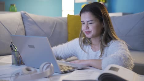 la estudiante que tiene éxito en los resultados del examen es feliz.
