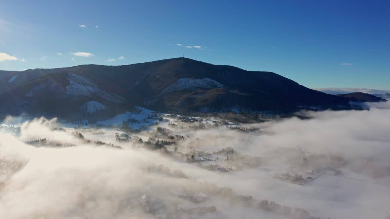 晴れた日のベスキディ山脈で、木々や霧、そして反転した風景をドローンで捉えた映像