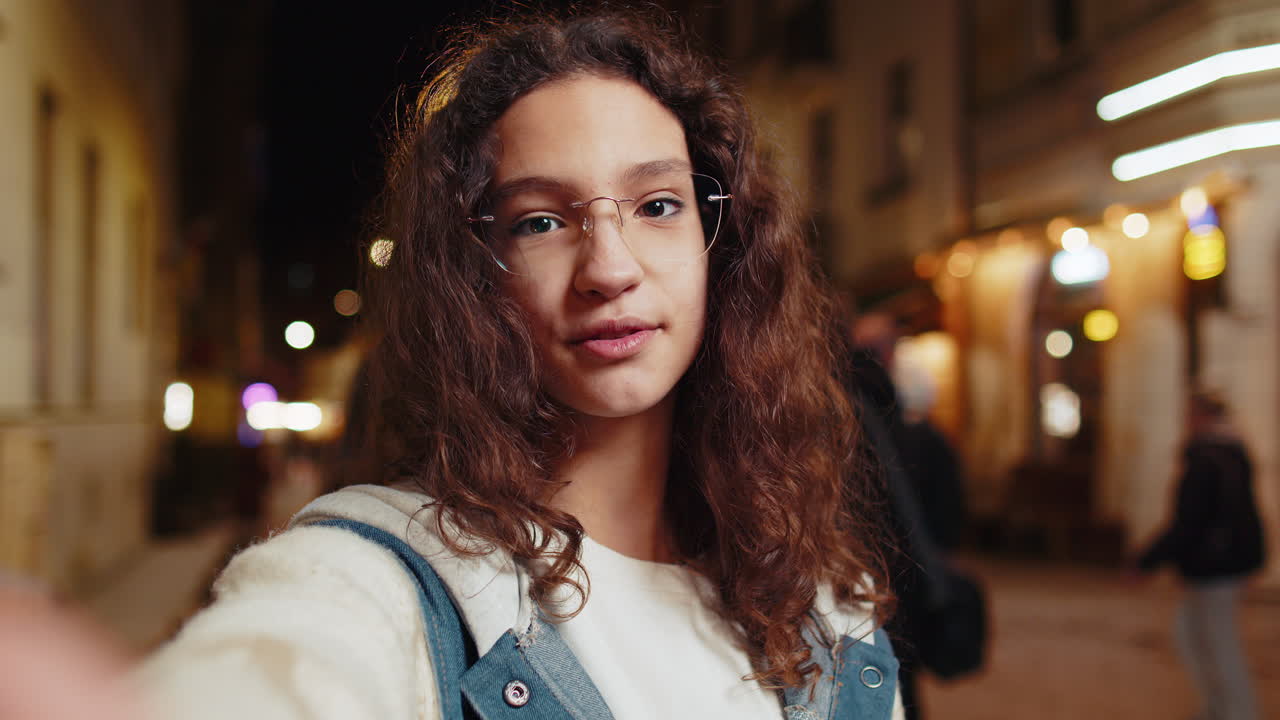 pov vista de blogger chica tomando el uso de teléfono inteligente llamada de video en línea grabación de historias para las redes sociales