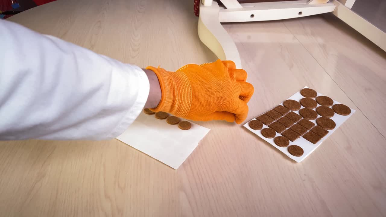 protector de silla y sofá adhesivo. cubierta de almohadilla de fieltro antideslizante que se pega a la pierna de muebles de madera.