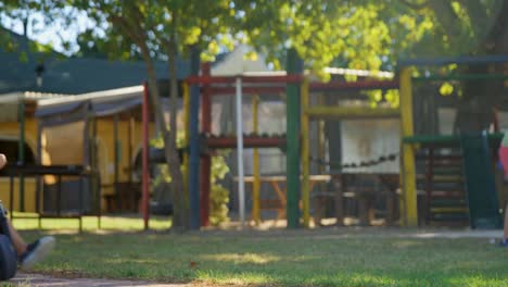 niños montando sus bicicletas en el patio de recreo 4k