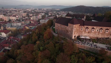 Kreisförmige-Entdeckungsaufnahme-Einer-Mittelalterlichen-Burg-In-Europa-Mit-Der-Historischen-Stadt-Im-Hintergrund