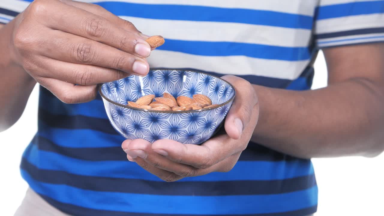 아몬드를 먹는 사람