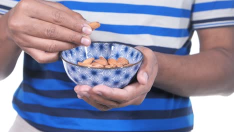 persona que come almendras