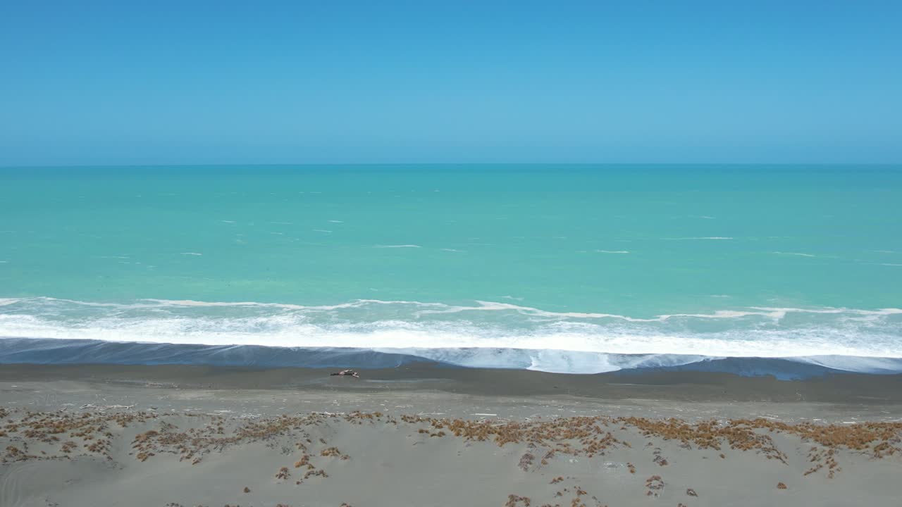 육지, 바다, 하늘의 대조되는 색상