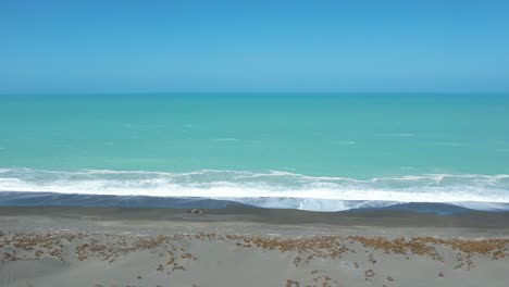 Contrasting-colors-of-land,-sea-and-sky