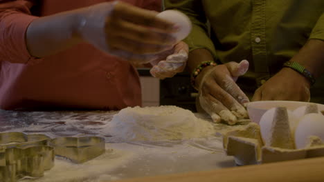 Pareja-Jugando-En-La-Cocina