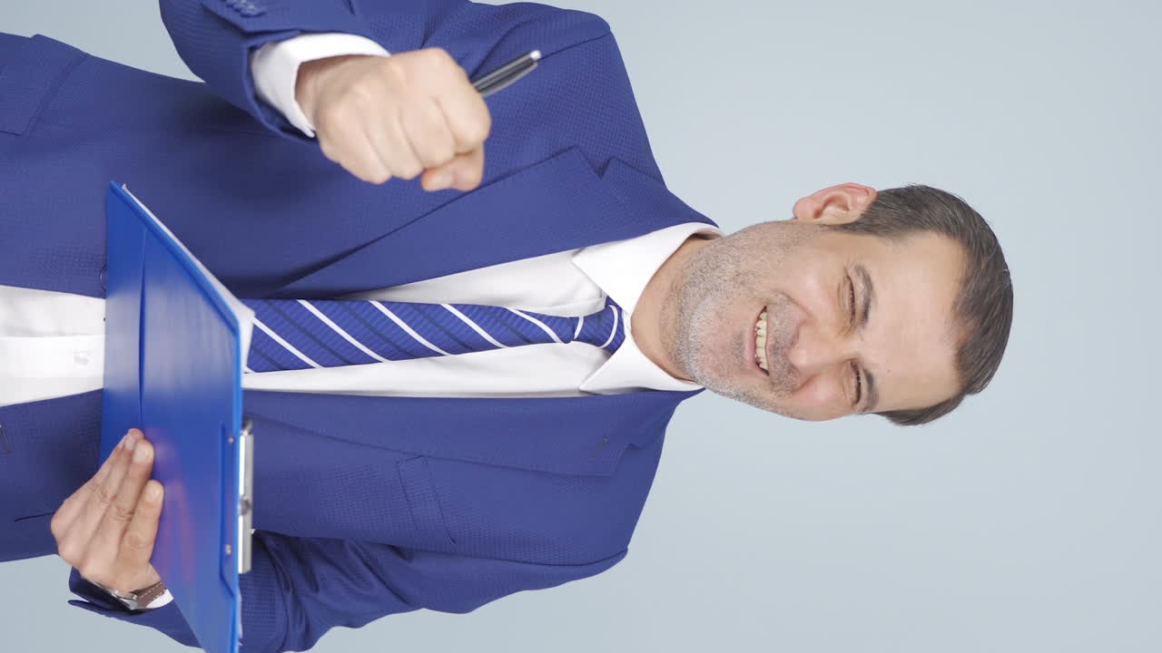 video vertical de un hombre de negocios dando un discurso motivacional ante la cámara.