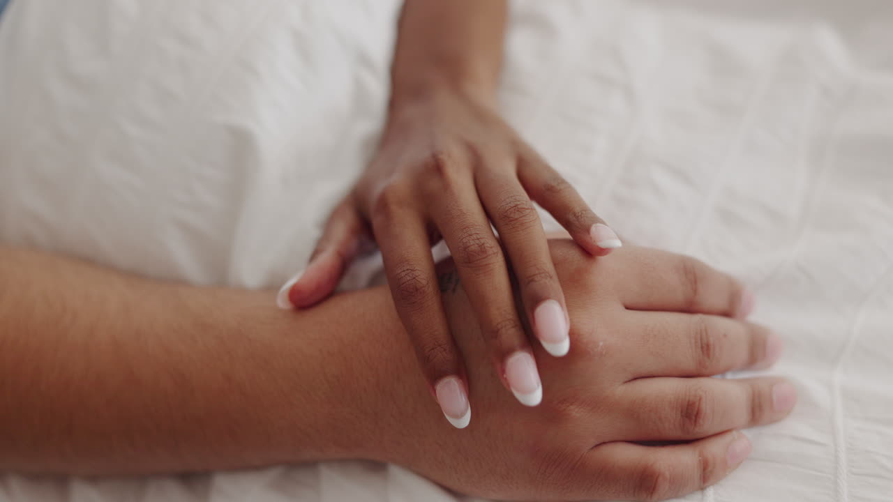 amor, intimidad y manos de pareja en la cama