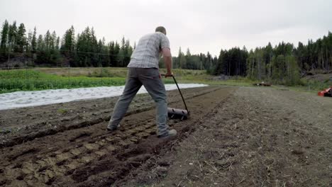 hombre que utiliza equipo agrícola en la granja 4k