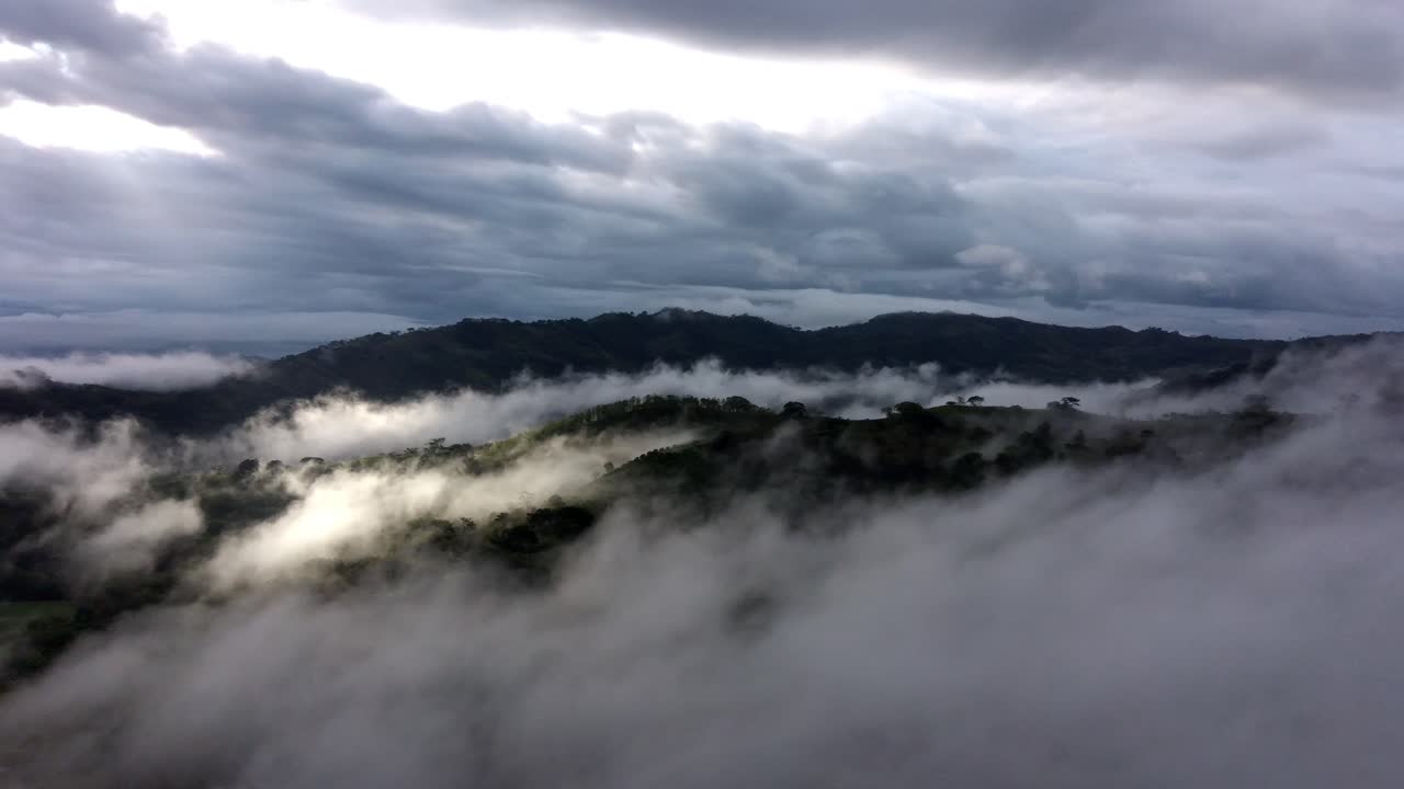 과나카스테 지방의 코스타리카 언덕 위로 극적인 구름과 안개가 굴러갑니다.