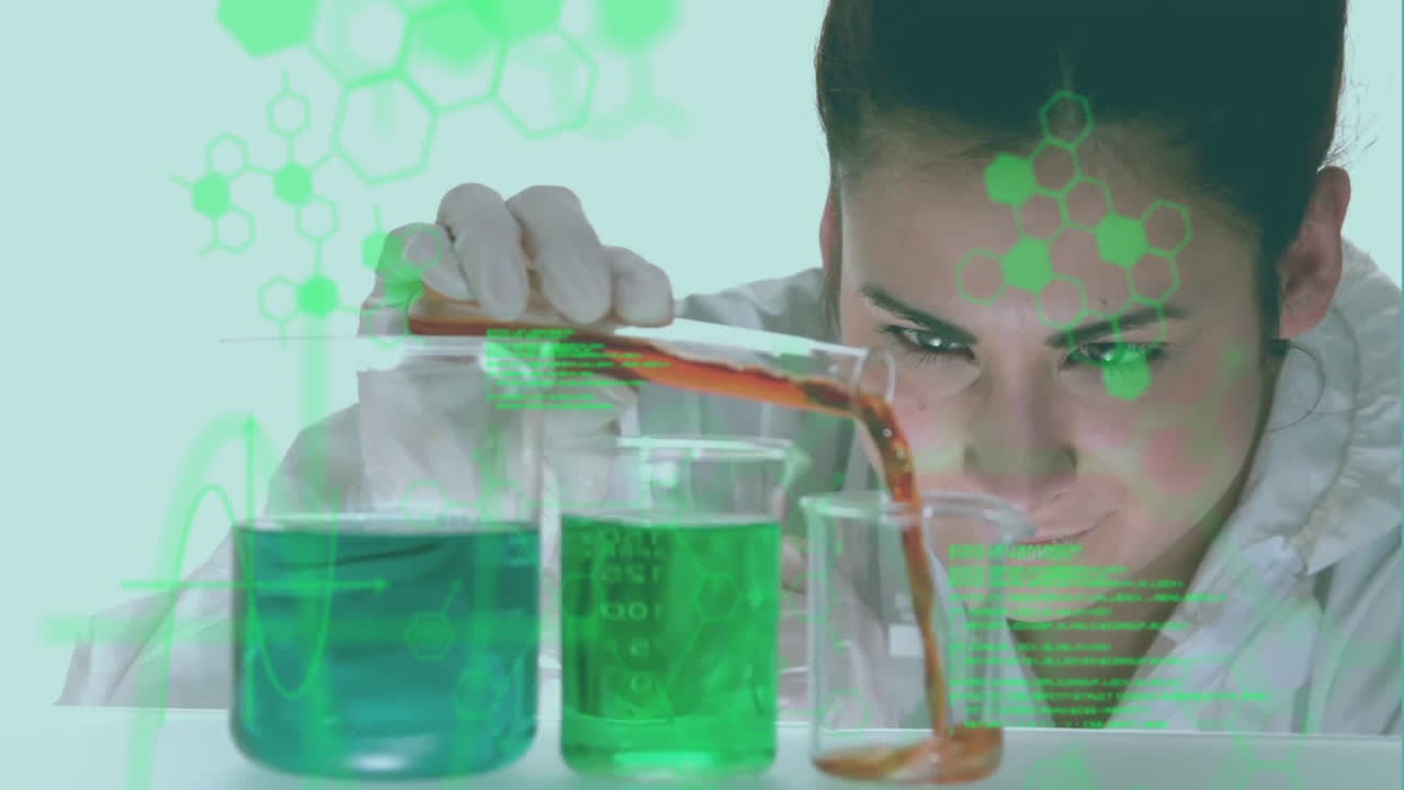 animación de procesamiento de datos y fórmula química sobre científica caucásica con tubo de ensayo