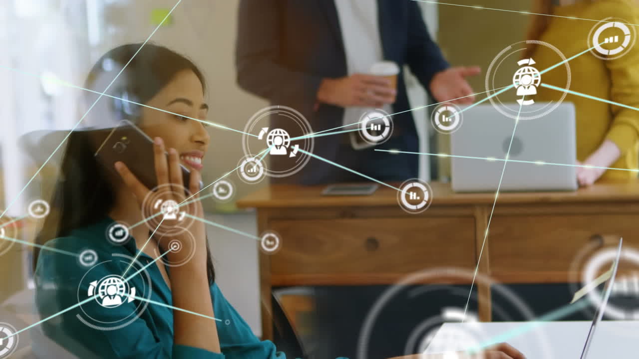 스마트 폰을 사용하는 사업가 여성에 대한 디지털 아이콘 네트워크의 애니메이션