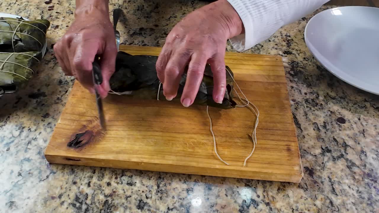 Scartare l'hallaca sul tavolo della cucina, un'attività festosa e tradizionale