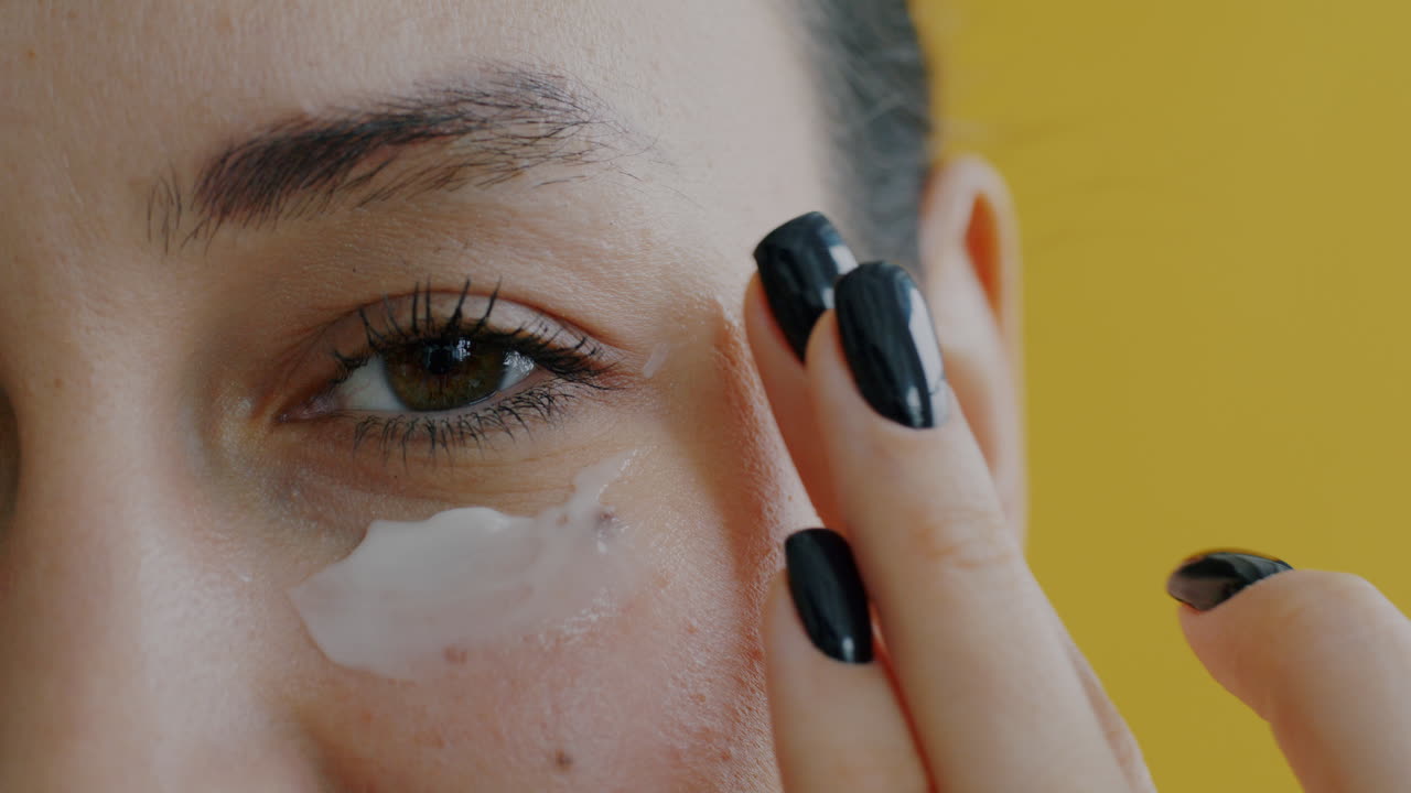 mujer aplicando crema ocular