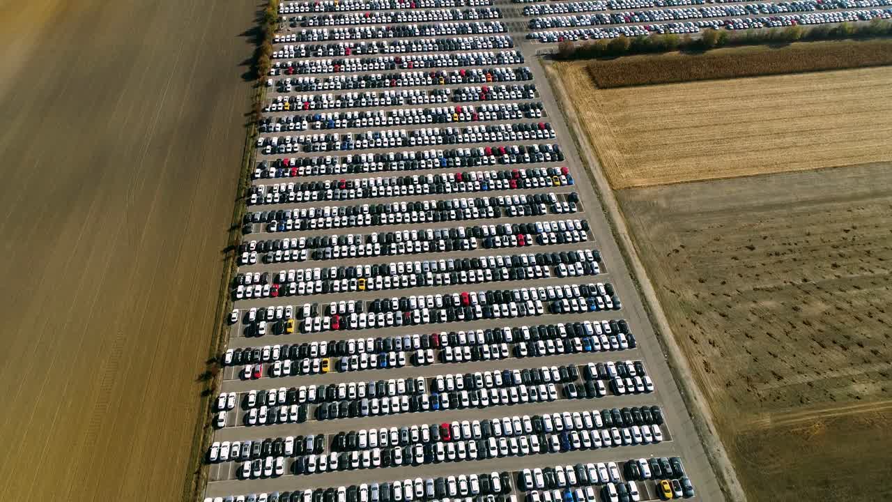 거대한 물류 센터에 선적될 준비가 된 완성차의 항공 영상