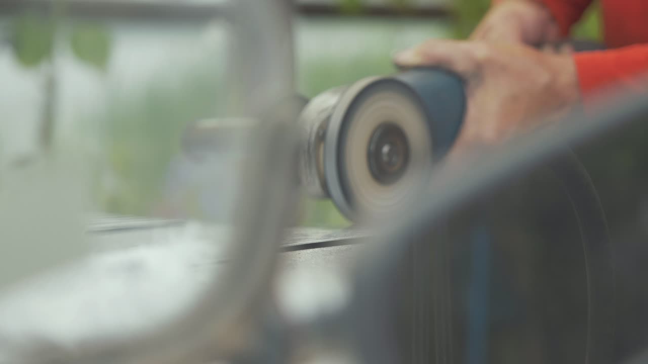 capó de pulido de un coche de aluminio de época