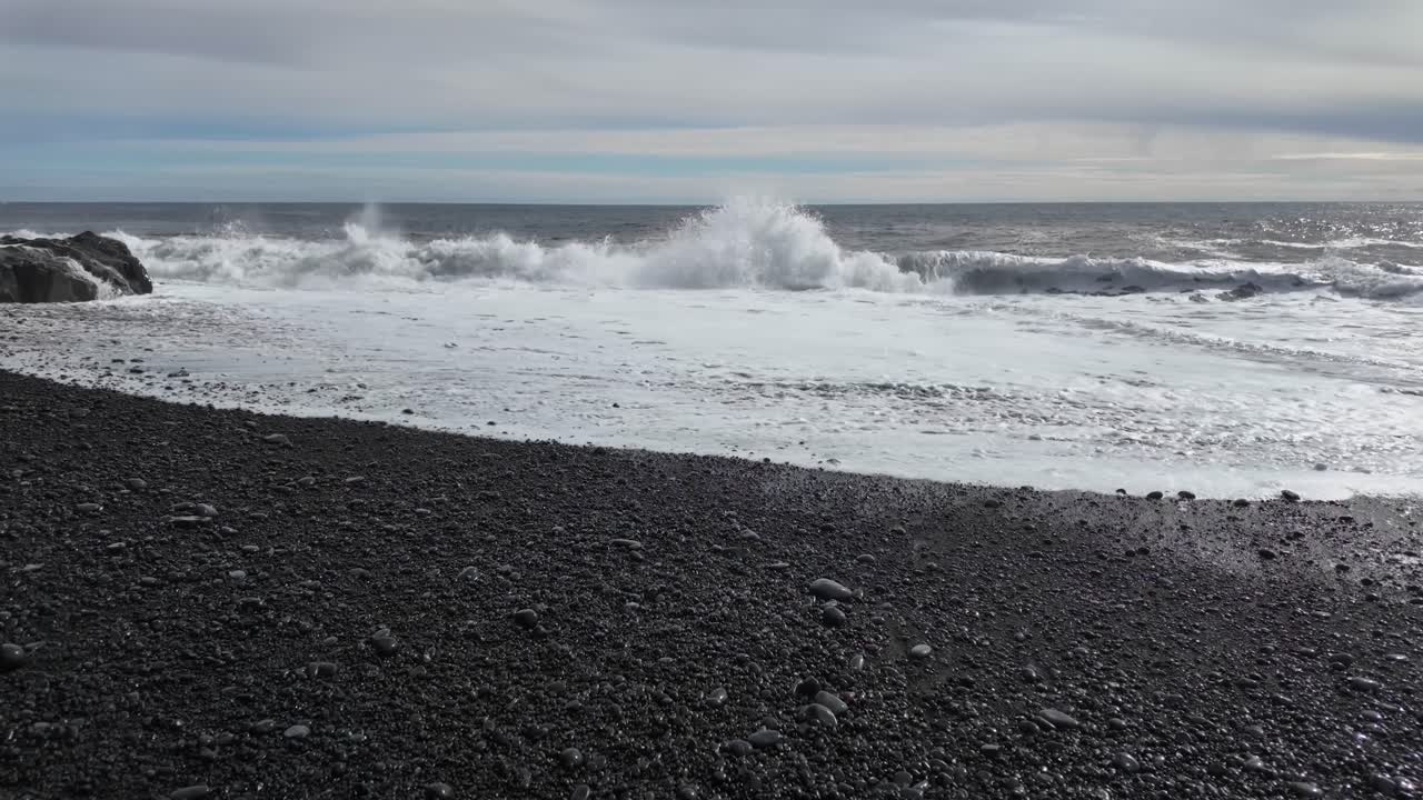 부드러운 바다 파도가 모래 해변을 키스하고, 그 가장자리는 완벽한 곡선으로, 아름다운 평온한 배경에 맞춰져 있습니다.