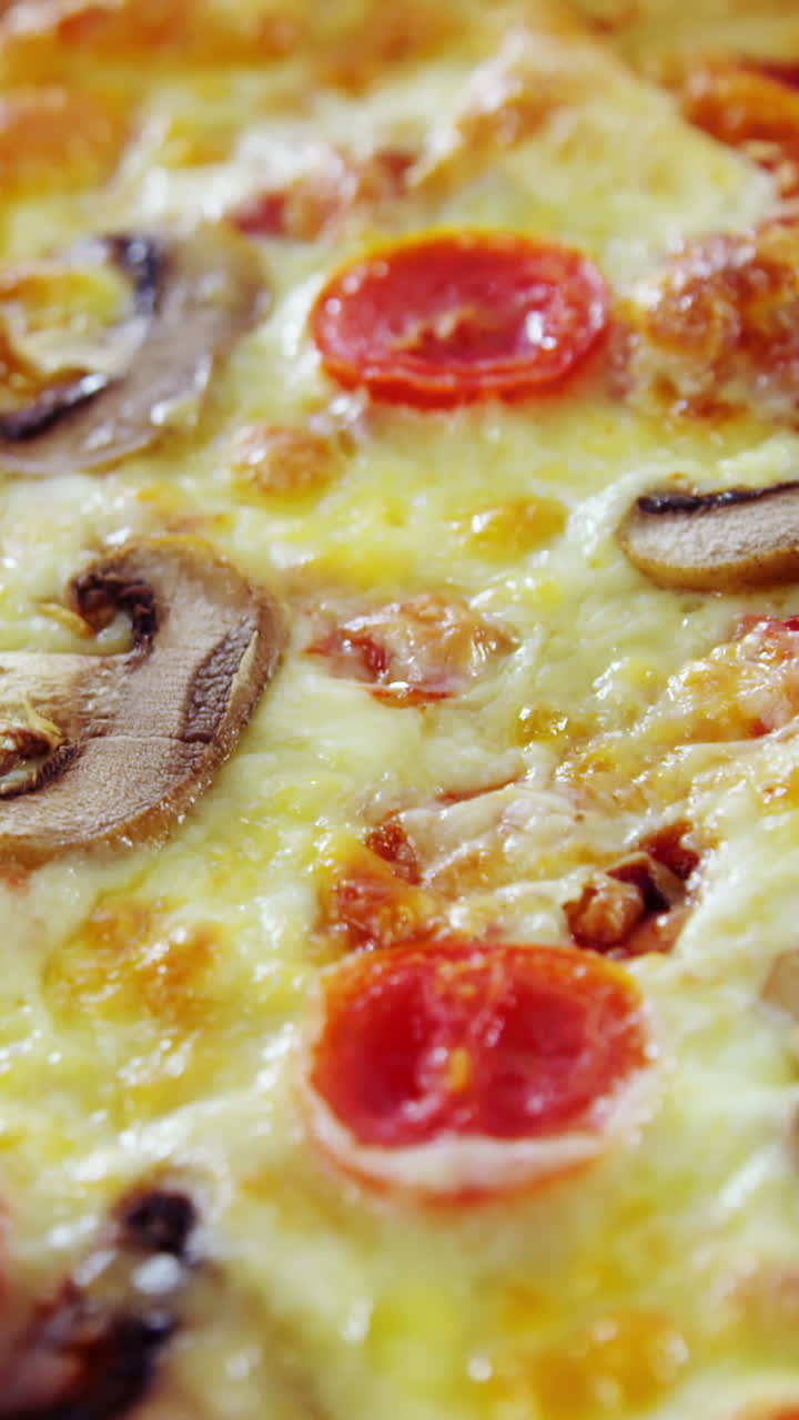 Pizza cotta al forno in teglia