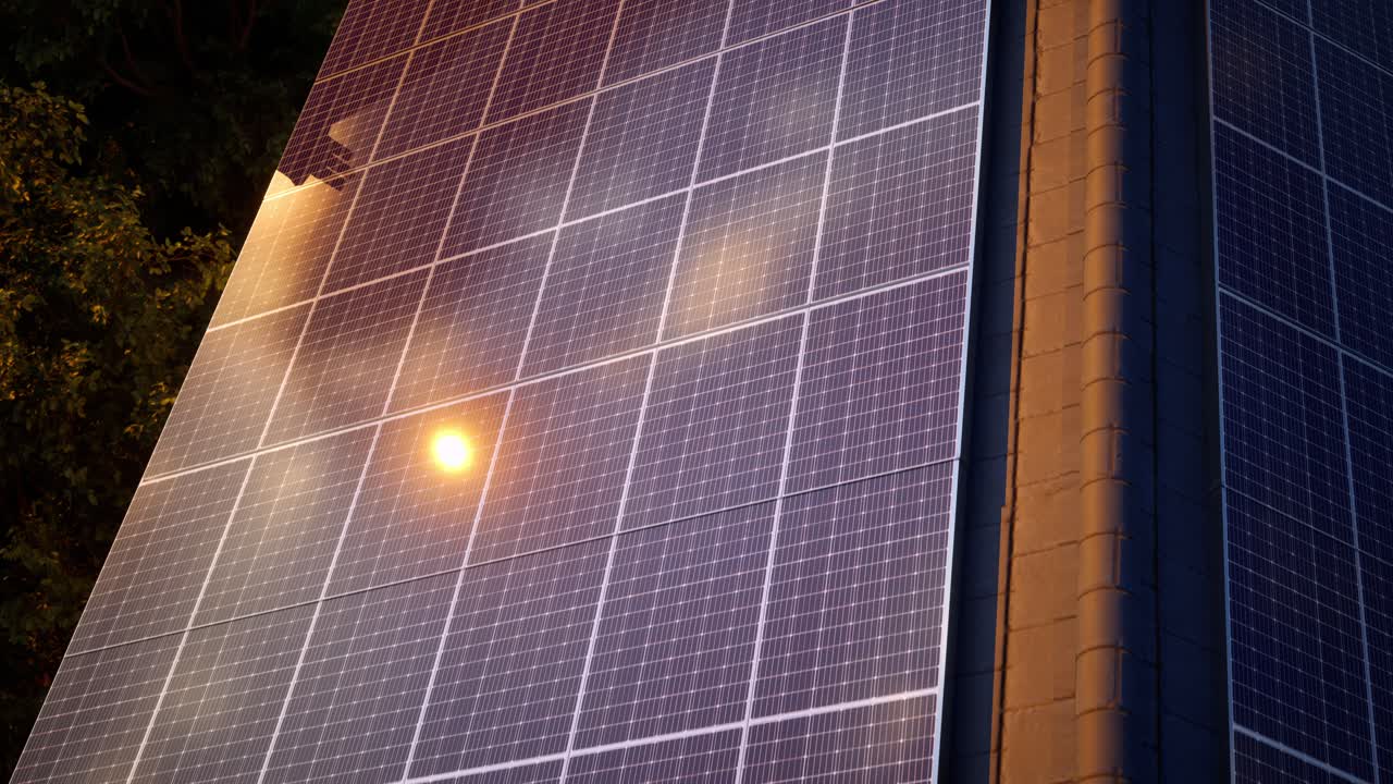 paneles solares en el techo de la casa moderna
