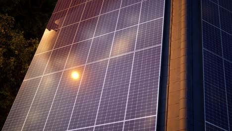 paneles solares en el techo de la casa moderna