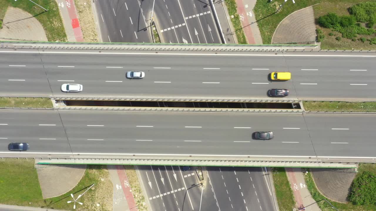 교통 교차로, 트래픽 크로스 도로 교차로의 여름 공중 영상, 고속도로 도로와 함께 위에서 낮 시각.