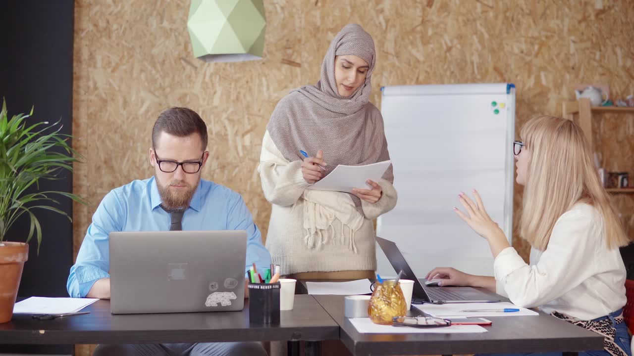 Rapat Bisnis di Kantor Modern