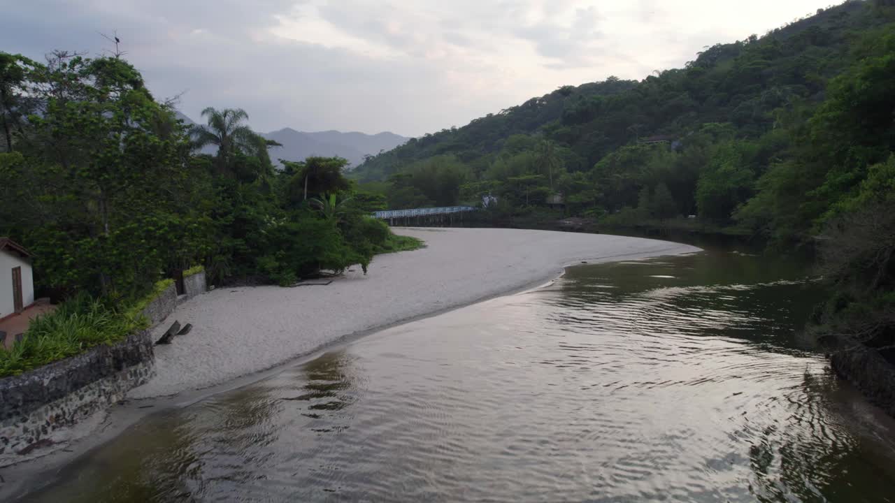 브라질 사오 세바스티아오에서 저녁 리오 사히 강 해변을 향한 공중 전망