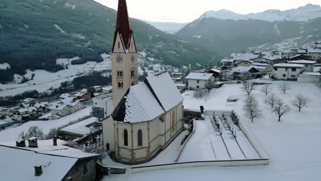 Iglesia-En-Un-Pequeño-Pueblo-Invernal-En-Las-Montañas.