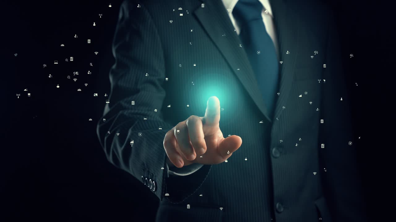 un hombre de negocios muestra un holograma de una red de computación en la nube que alude a la tecnología