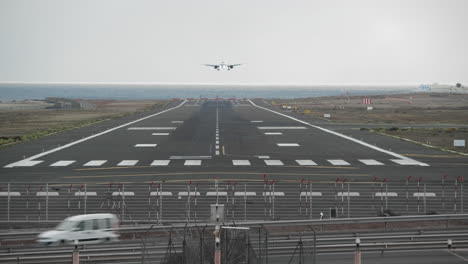 Airplane-landing-at-the-airport