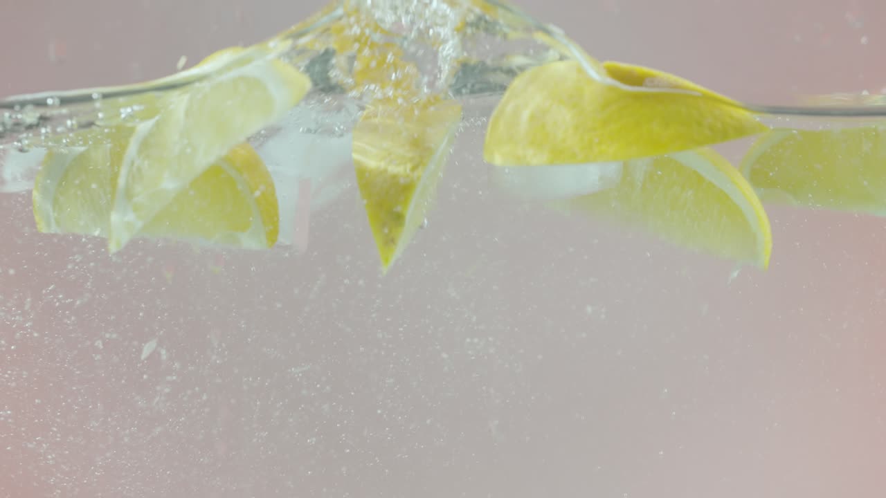 레몬과 얼음 물