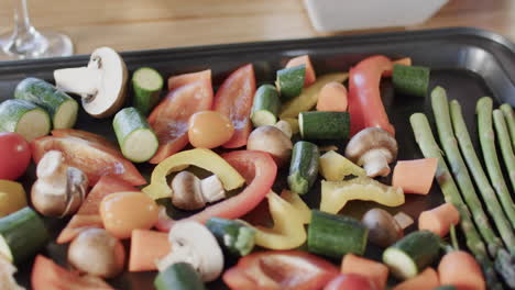 vista generale del bancone della cucina e verdure tritate con spazio di copia, movimento lento