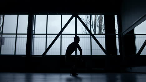 Silueta-De-Mujer-Haciendo-Aeróbicos-En-El-Interior.-Bailarina-Desconocida-Haciendo-Ejercicio-En-Clase