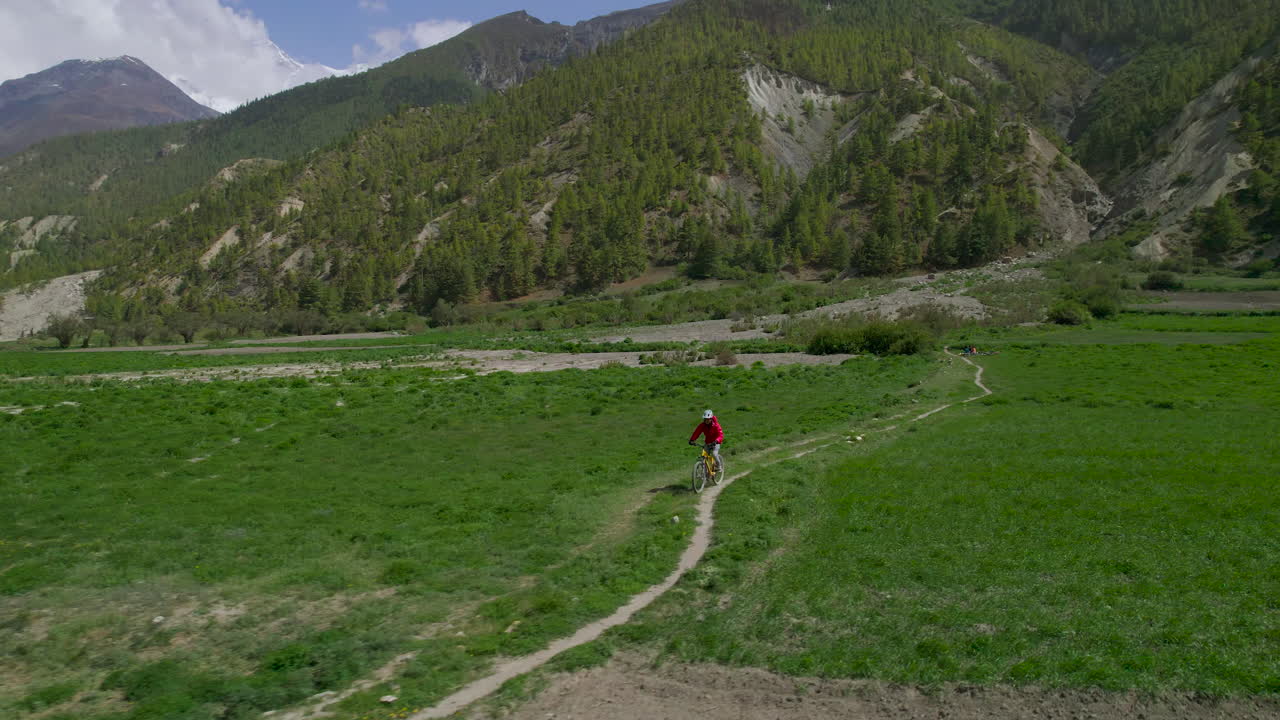 Explore Manang Nepal by Cyclist at Annapurna Himalayas and Lush Hills