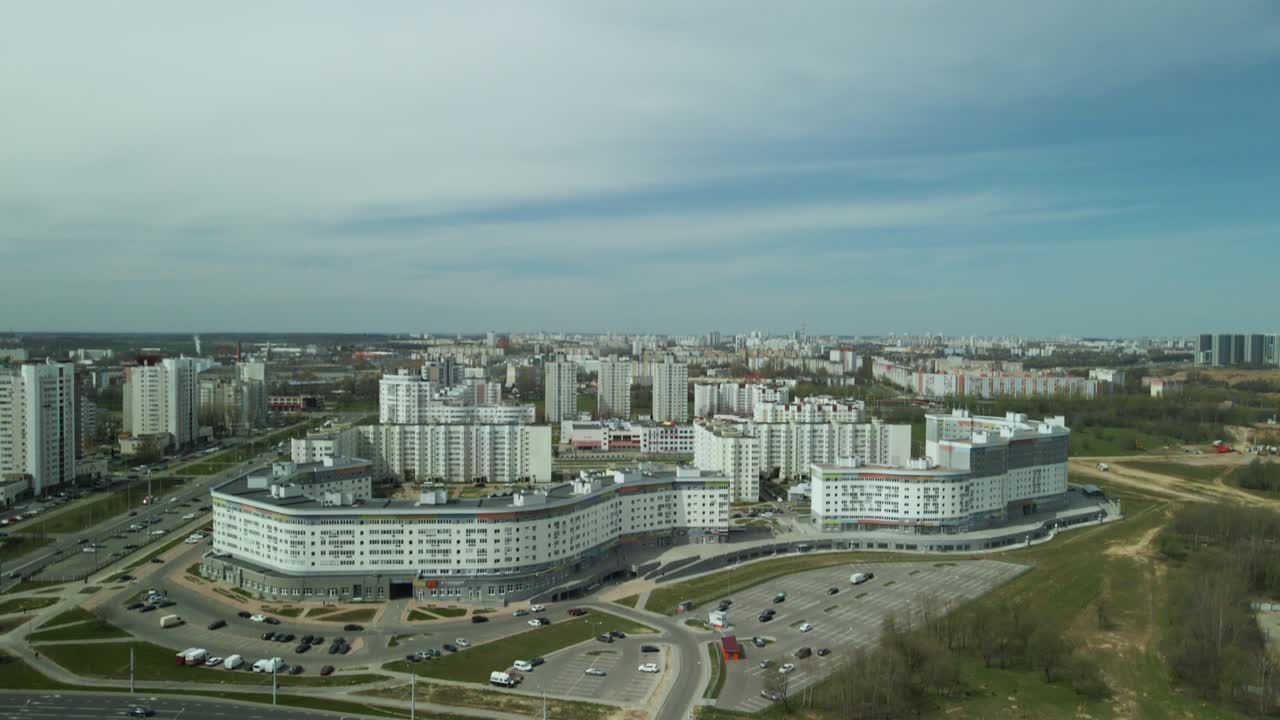 Большая строительная площадка. Строительство современного многоэтажного жилого дома.