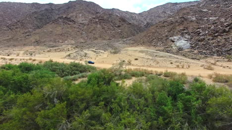 Haciendo-Huellas-A-Través-De-Los-Polvorientos-Caminos-Del-Desierto