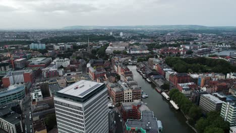 Bristol,-Großbritannien-Drohnenschuss-Umkreisende-Gebäude-Im-Stadtzentrum-Von-Bristol