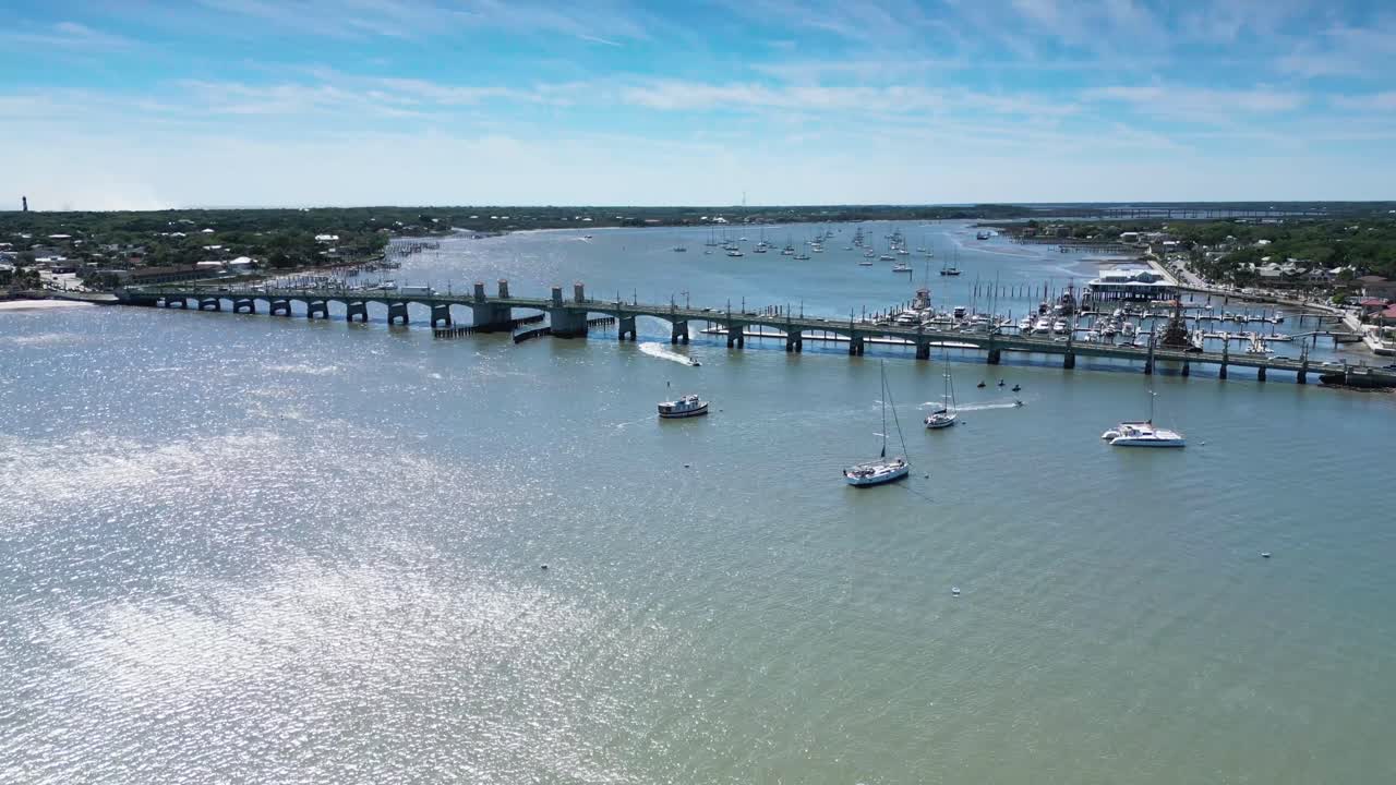 Una ripresa con drone del Ponte dei Leoni a St. Augustine, Florida.