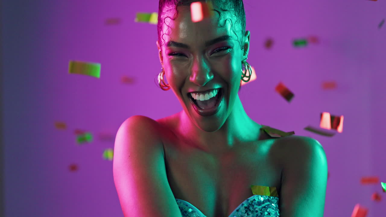 una mujer celebrando con confeti.