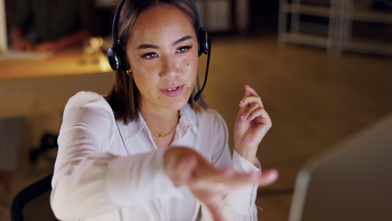 centro de llamadas, mujer asiática en la oficina por la noche