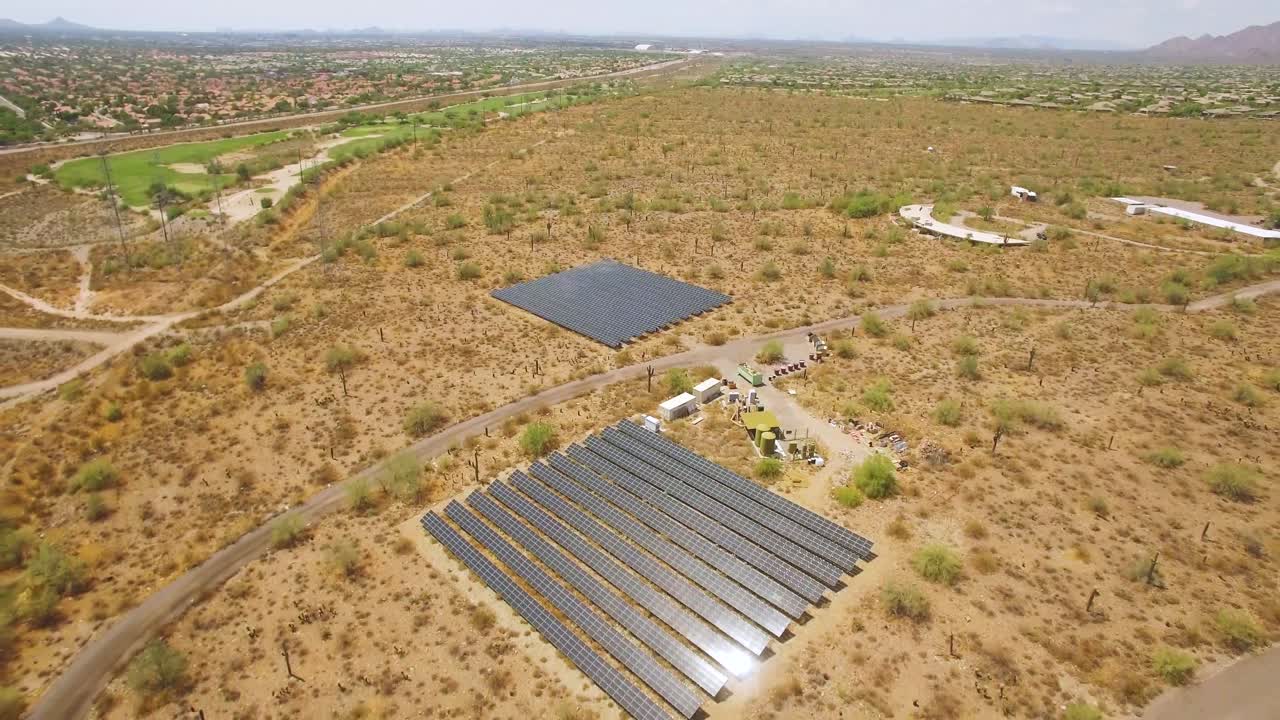 retracción aérea de gran ángulo de una serie de paneles solares en el desierto de sonora cerca de taliesin west, scottsdale, concepto de arizona: medio ambiente, energía alternativa, energía solar